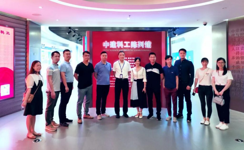 廣東工業(yè)設計城領導、深圳中國鋼結構博物館館長、巖星領導合照